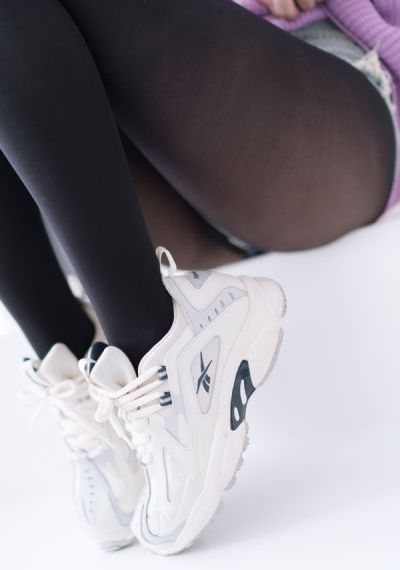 女生张开腿