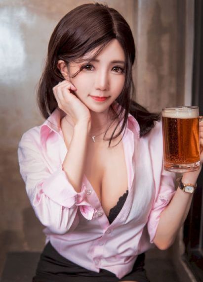 扒开张萍丰满肥白的屁股